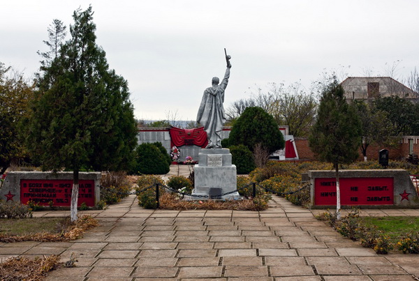 Братская могила в селе Глазовка (общий вид)