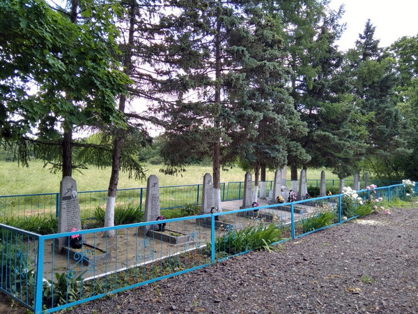Братская могила в селе Брусовое (общий вид)