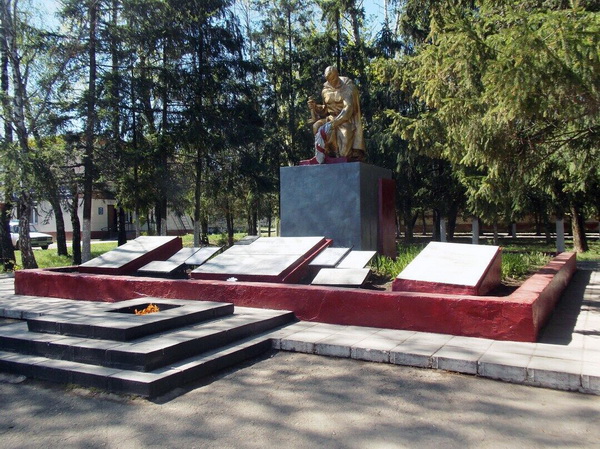 Братская могила в селе Архангельское (общий вид)