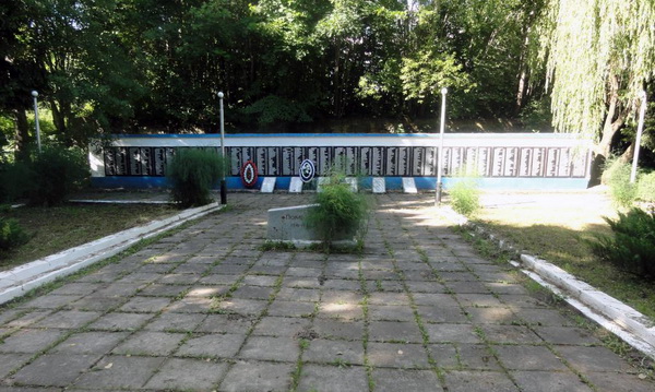 Братская могила в посёлке Фурмановка (общий вид)