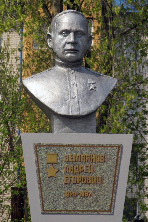 Аллея Героев в городе Новоалтайск (бюст)