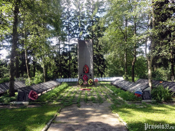 Братская могила в поселке Ясная Поляна (общий вид)