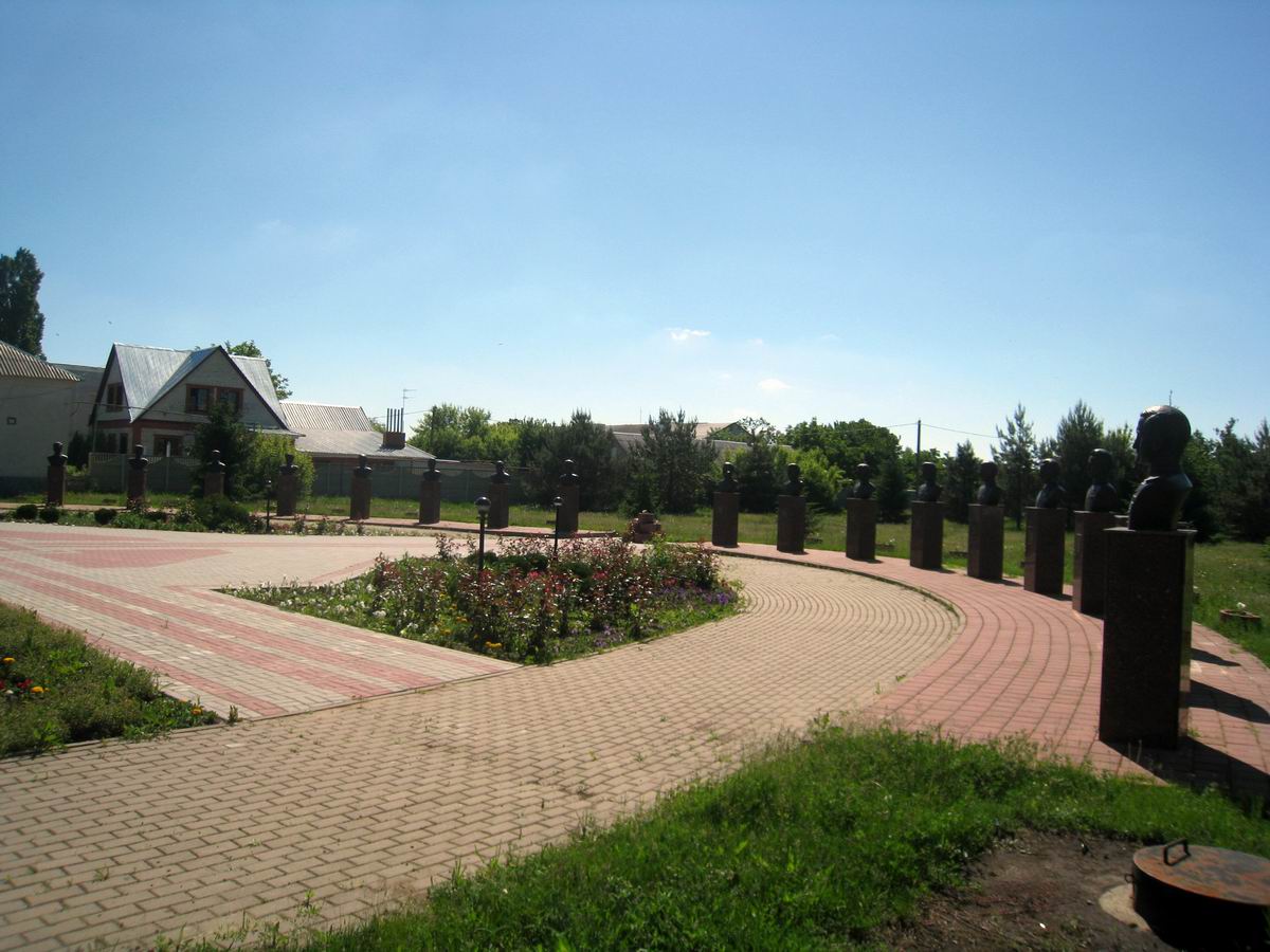 Памятник в посёлуке Прохоровка (общий вид)