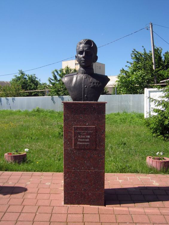 Памятник в посёлуке Прохоровка (вид 2)