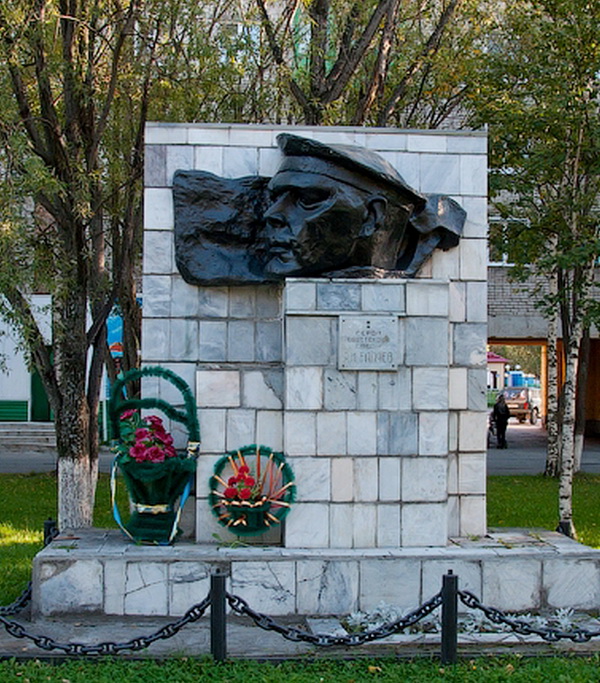 Памятник в Таштаголе