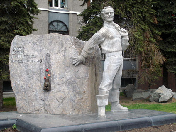 Памятник в Тюмени