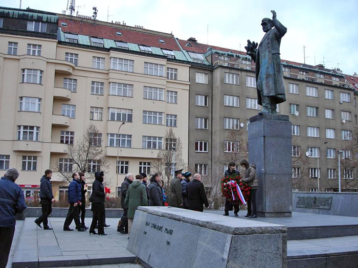 Памятник в Праге (2)