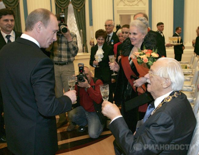 29 апреля 2008 года. Москва, Кремль. После церемонии вручения государственных наград. Фото РИА Новости.