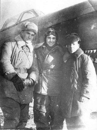 А.А.Баршт  (в центре) с боевыми товарищами у своего истребителя Як-9.