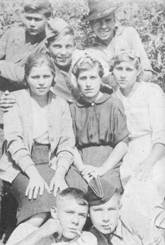 Л.В. Шевцова (первая слева в среднем ряду)