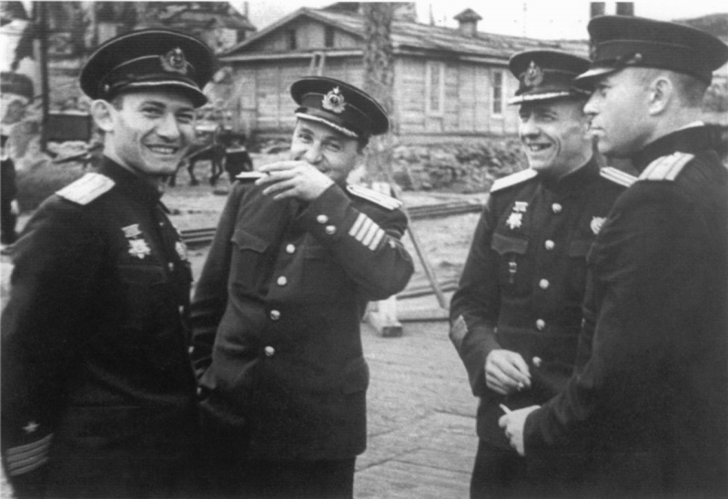 И.И.Фисанович (слева) с боевыми товарищами