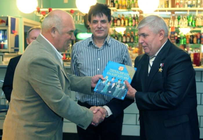 Г.К.Хоперсков (крайний справа) вручает сувениры на ежегодном турнире по русскому бильярду «Честь имею!». Ноябрь 2010 года.