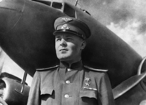 А.С.Шорников у самолета Ли-2