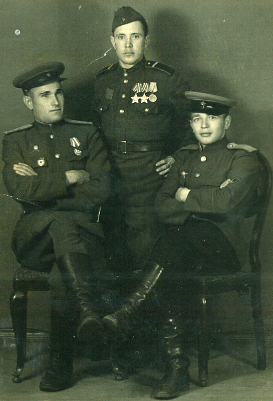 Покидов А.П. (в центре) с однополчанами, 1945 г.