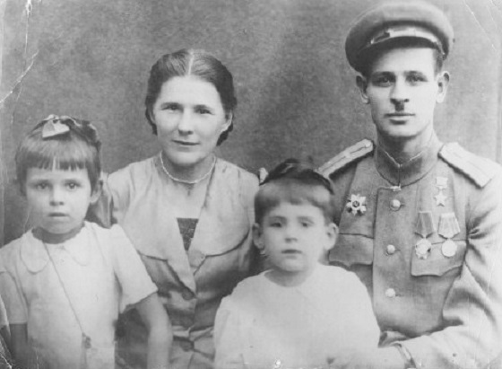 Д.И.Панфилов с семьей после войны