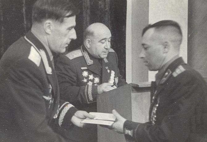 Вручение П.С.Синчукову диплома об окончании Военно-воздушной академии