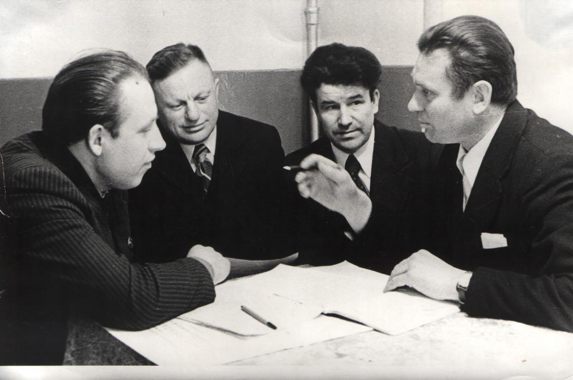 Н.И.Грицай (второй справа) с коллегами