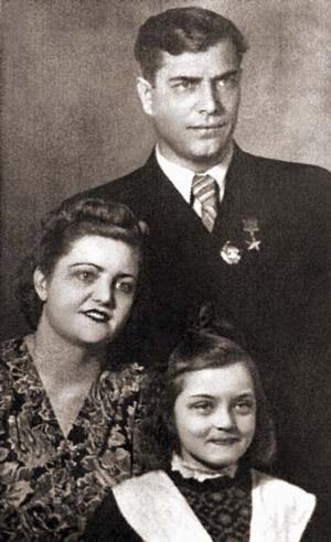 А.И.Болотов с женой Зинаидой Константиновной и дочерью Жанной – будущей известной киноактрисой, народной артисткой России.