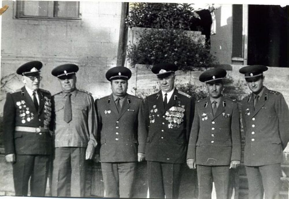 М.В.Теодорович (третий справа) на встрече ветеранов с командованием части. г.Степанакерт, 80-е года.