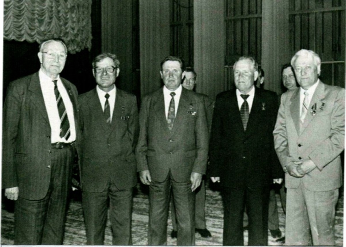 А.И. Максаков (крайний справа) на церемонии награждения государственными наградами
