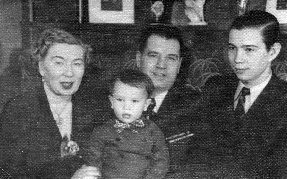 Жигалин В.Ф. с семьей, из семейного архива внучки Нелли Ивановаой