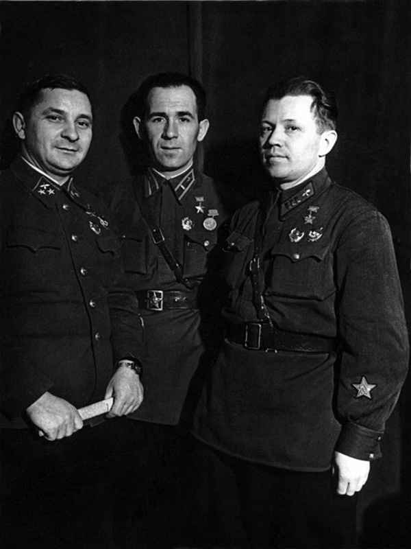 А.Н. Костылев (справа)