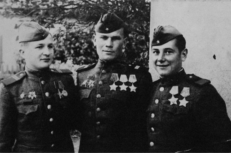 1945 г. Г.И.Рыженко (в центре) с однополчанами