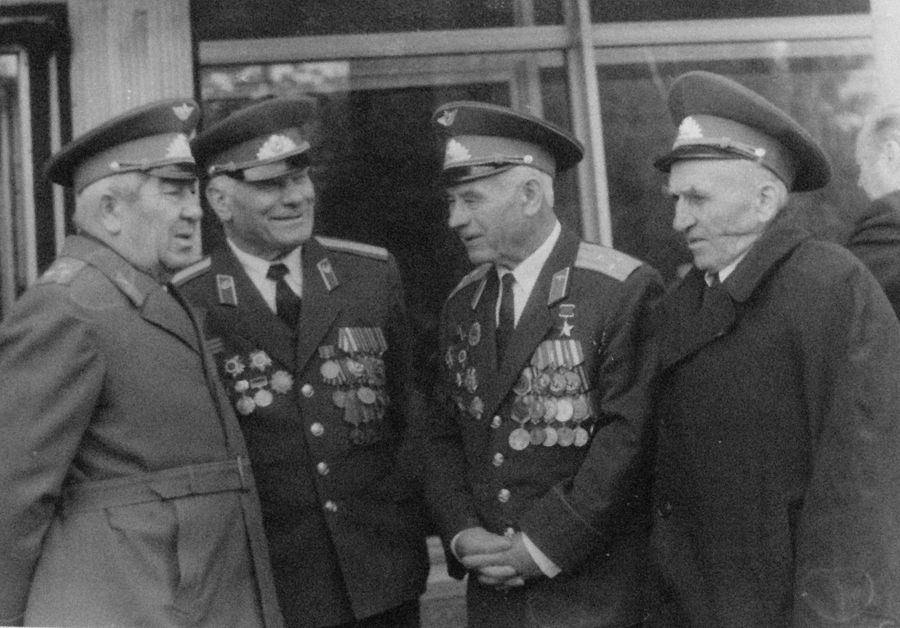 Г.И.Рыженко (второй слева) с Героями-земляками