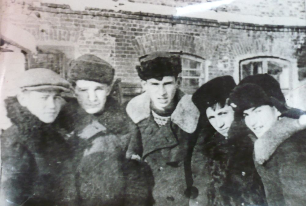 Г.Б.Злотин (в центре) с друзьями.