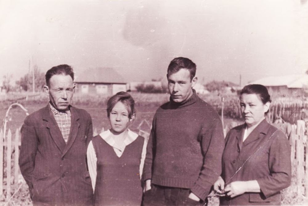 И.И.Лихачёв с семьей.