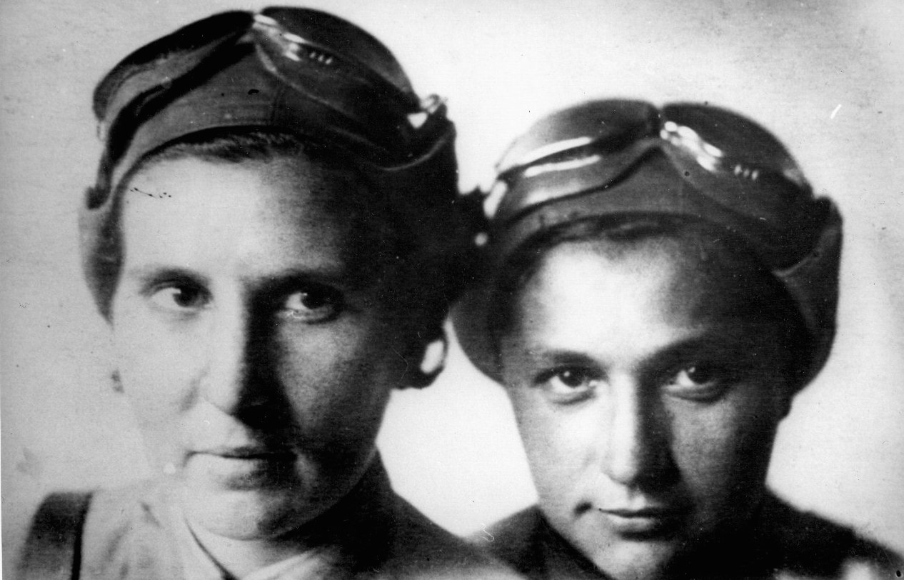 Нина Распопова и Лариса Радчикова, 1942 год.