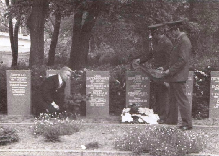 Брат П.С.Шевченко Фёдор на его могиле. г.Мюнхеберг, Германия. 1980 г.