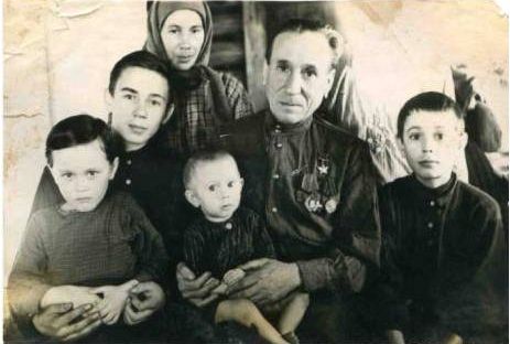 Г.И.Кузнецов с семьей.