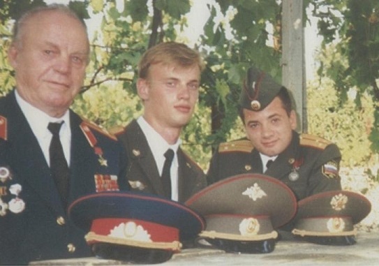 Полковник А.П.Малышев с молодыми офицерами