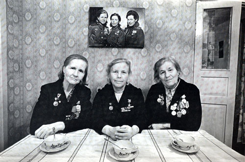 В.С. Сафронова (в центре) с фронтовыми подругами