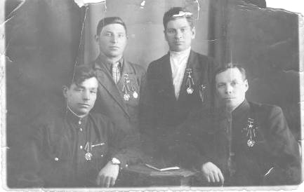 Т.А Чагров (справа) с передовиками колхоза.