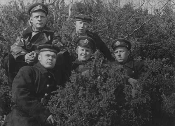 Н.З. Веселков с экипажем ТЩ-43 (1943 г.)