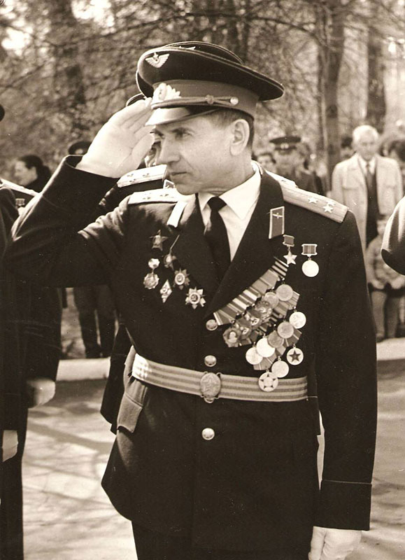 Панков Илья Михайлович, 1980 г., принимает парад