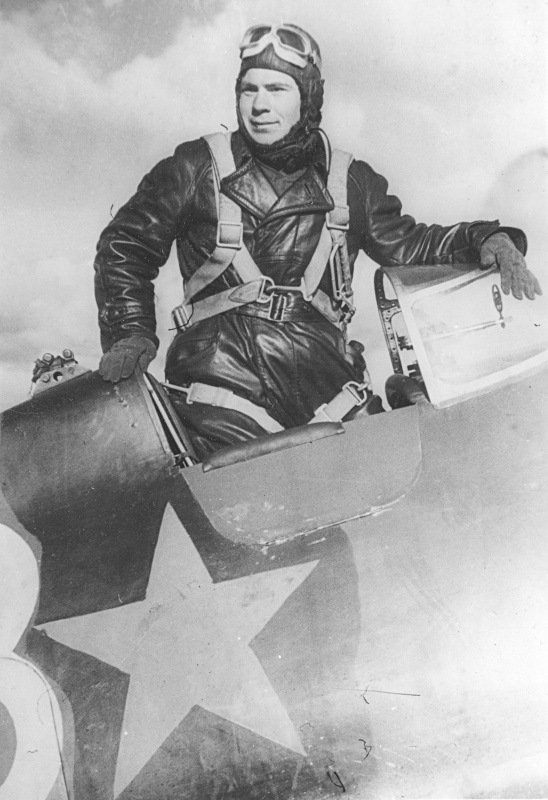 П.Т.Харитонов на своем самолете