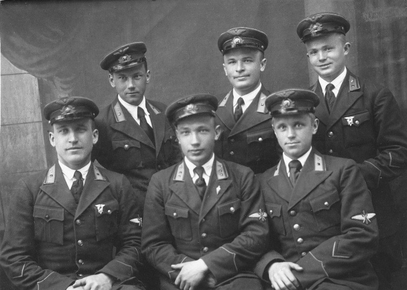 Г.Н.Елецких (слева в первом ряду)
