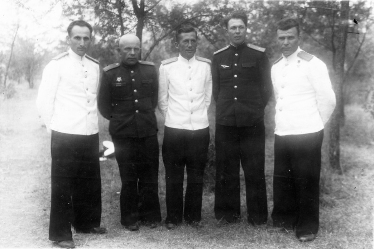 М.П. Цисельский (крайний справа) с боевыми товарищами 