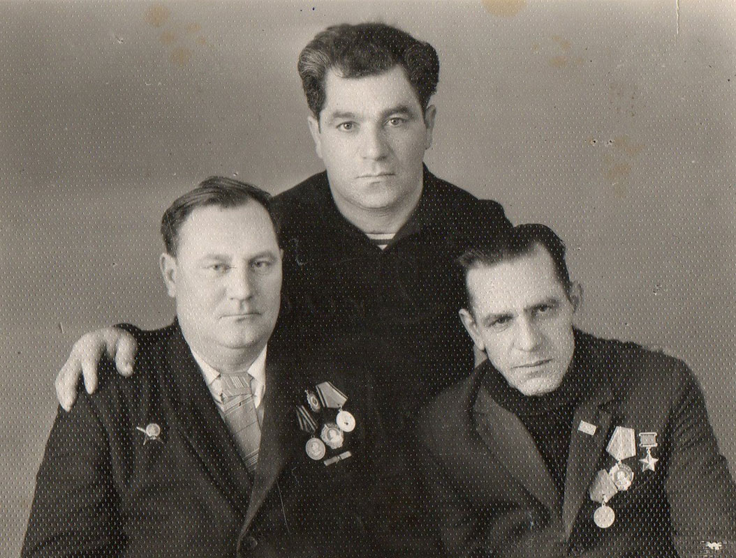 Дмитрий Остапенко с братом Иваном (слева) и с фронтовым другом.