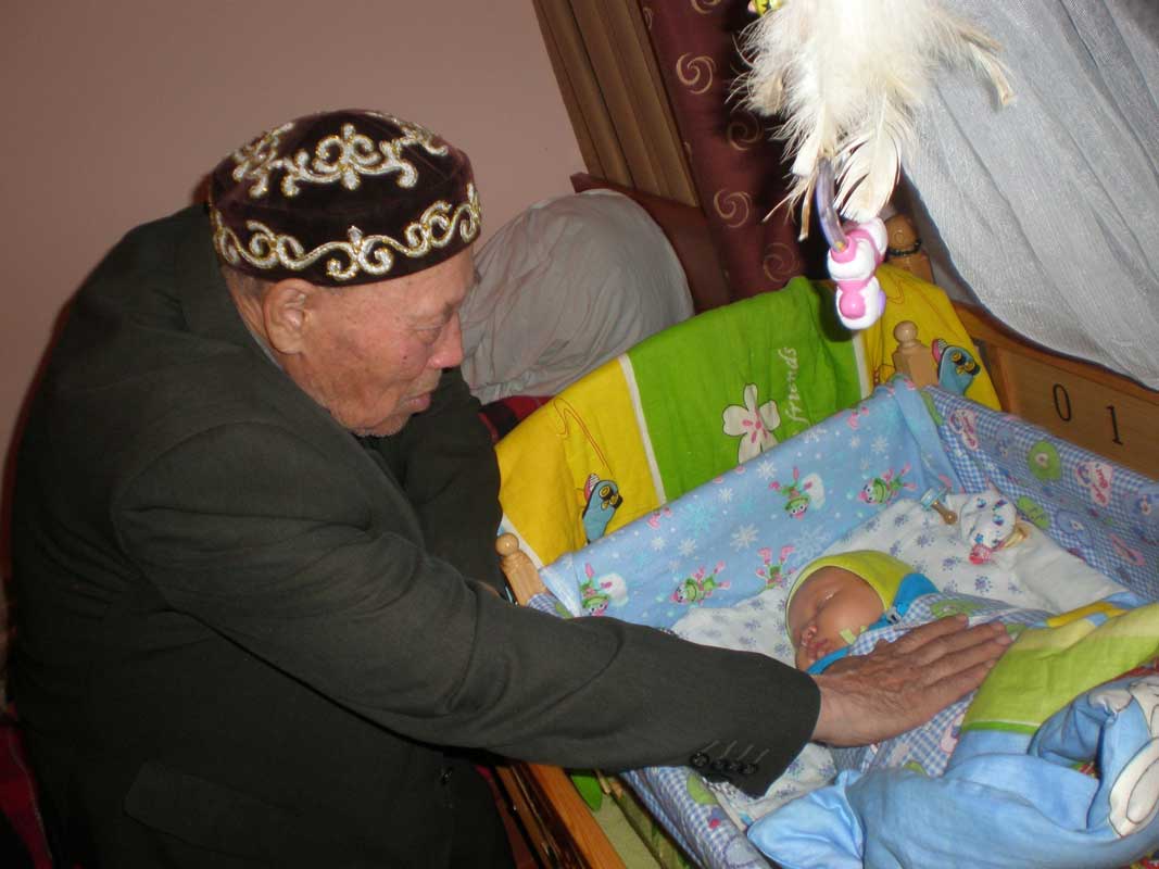 Калтаев Карабай, с первым правнуком.