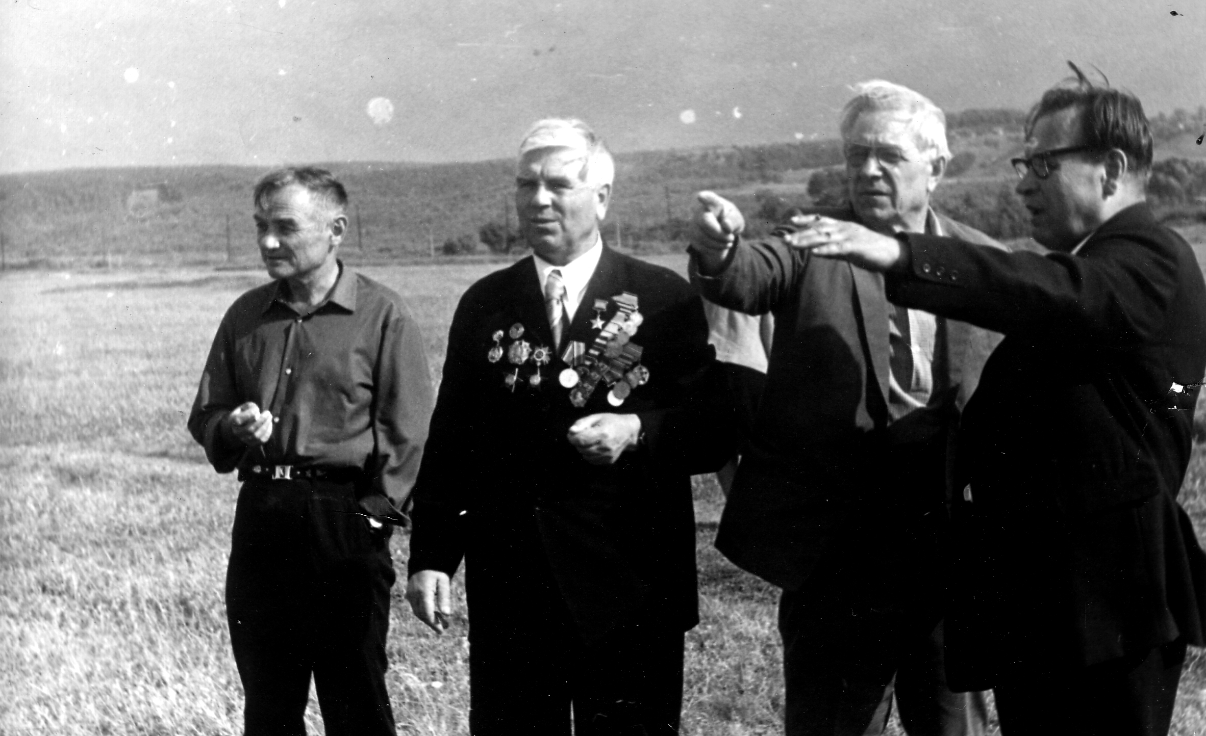 М.А.Просвирнов (второй слева)