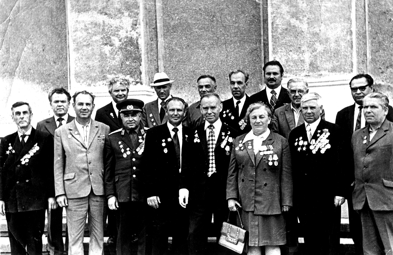 Ветераны Великой Отечественной войны (в нижнем ряду Герои Советского Союза: второй справа М.А.Просвирнов, четвертый справа Г.В.Галанов), май 1975 года
