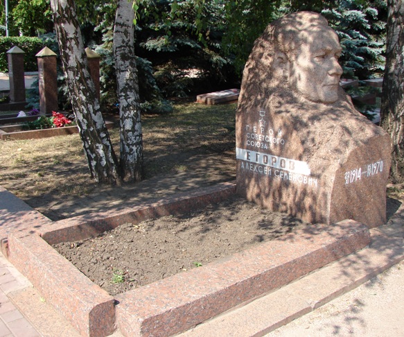 На могиле в г. Кировограде