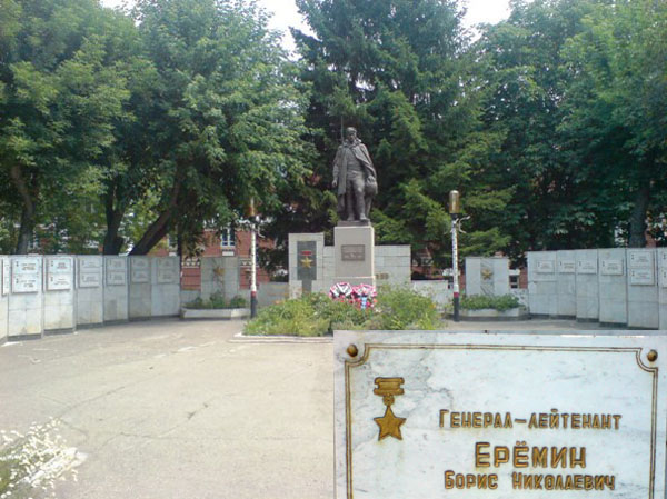Памятник в Вольске (с фрагментом)