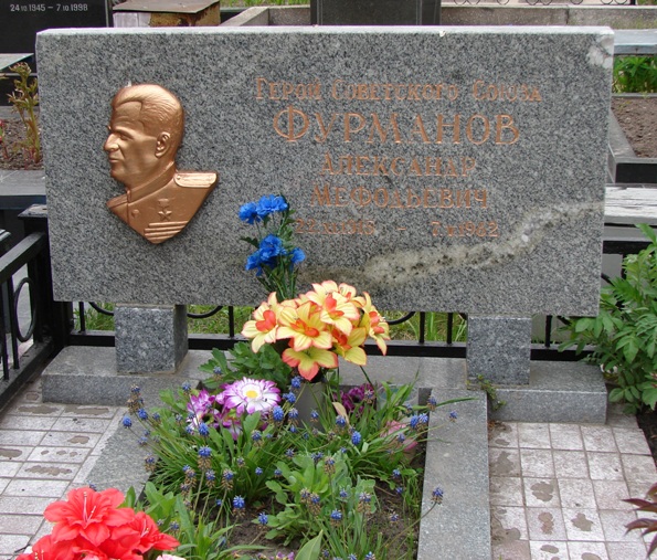 В городе-герое Киеве на Городском кладбище 