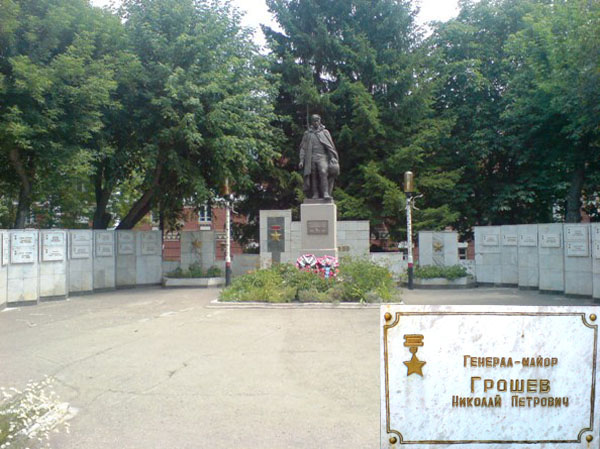 Памятник в городе Вольск (с фрагментом)
