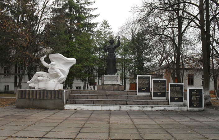 Памятник погибшим работникам завода «Звезда» (общий вид)